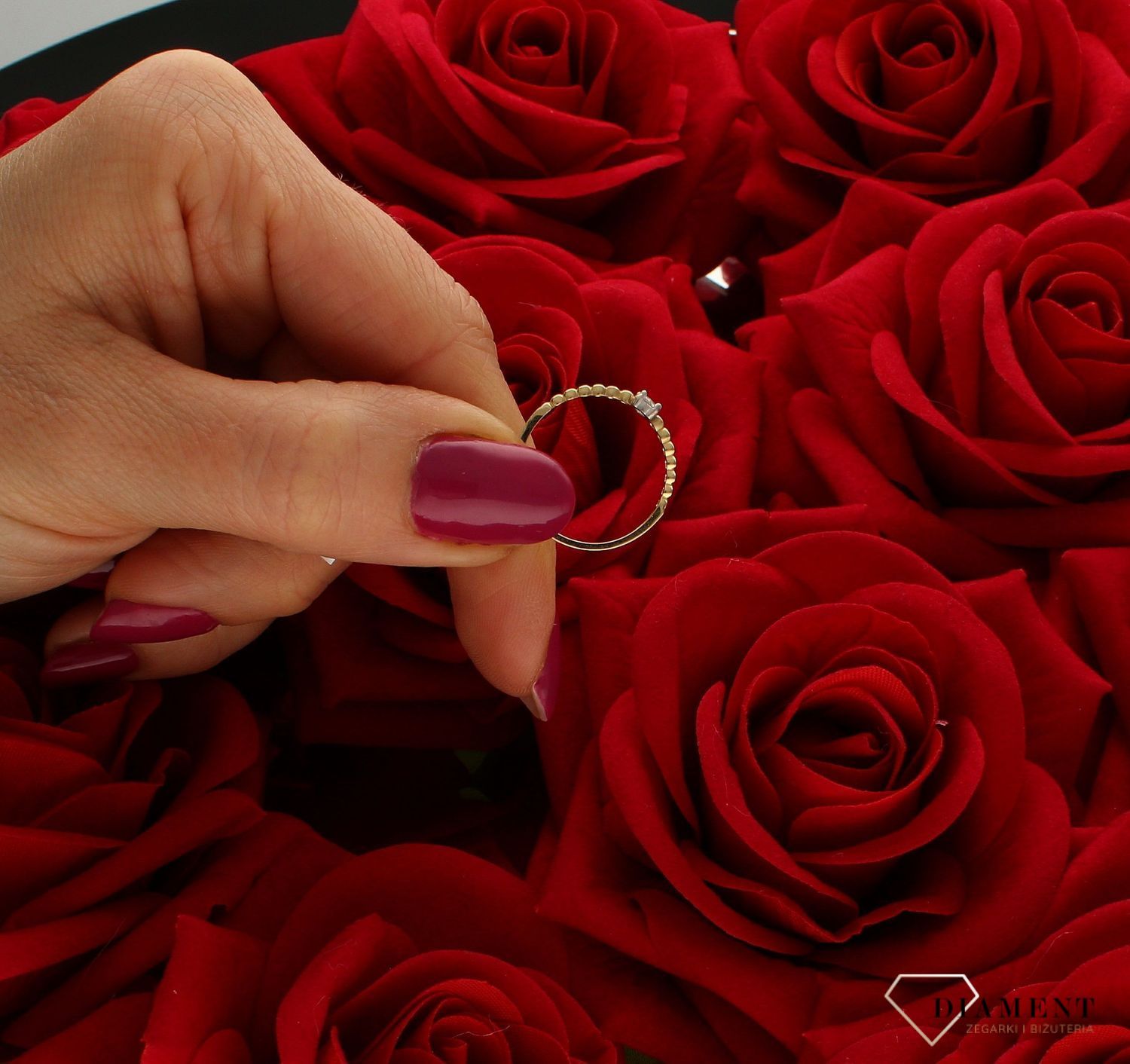 Złoty pierścionek 585 delikatne kuleczki z cyrkonią PI 5347 585.Złoty pierścionek w nietypowej odsłonie świetnie się sprawdzi na prezent z okazji urodzin, imienin czy rocznicy ślubu. Pierścionek można łączyć z inną biżuterią (4).jpg